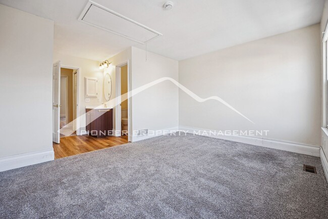 Building Photo - Charming Updated Townhouse with Dual Maste...