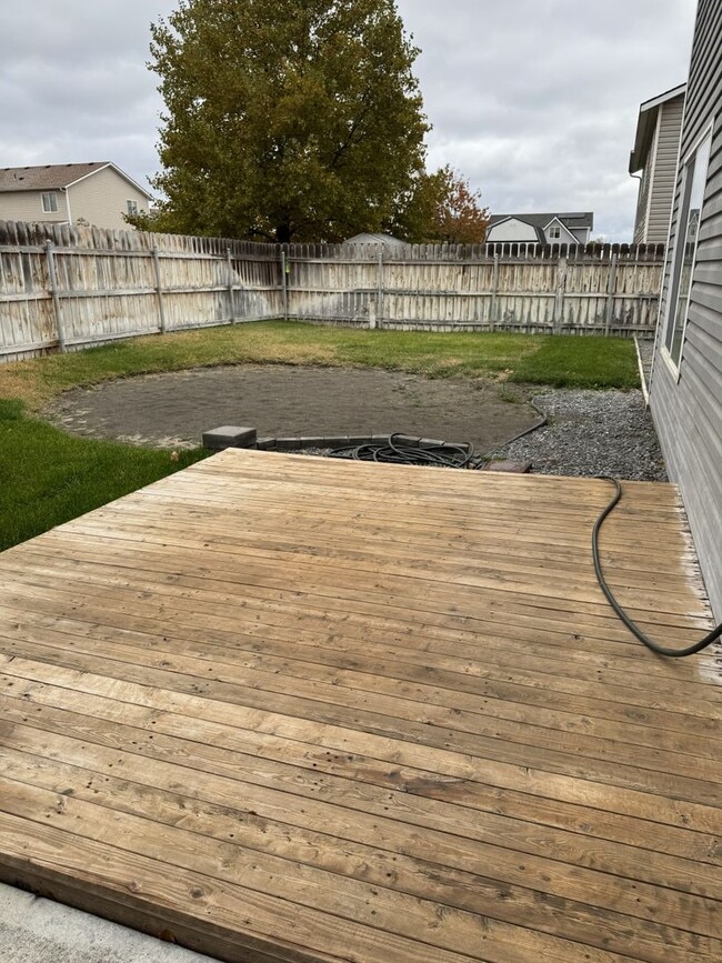 Building Photo - HARD TO FIND 4 BEDROOM