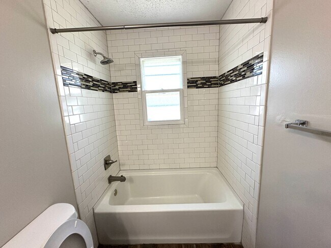 Building Photo - Updated 3-Bed Home with Garage & Fenced Ya...