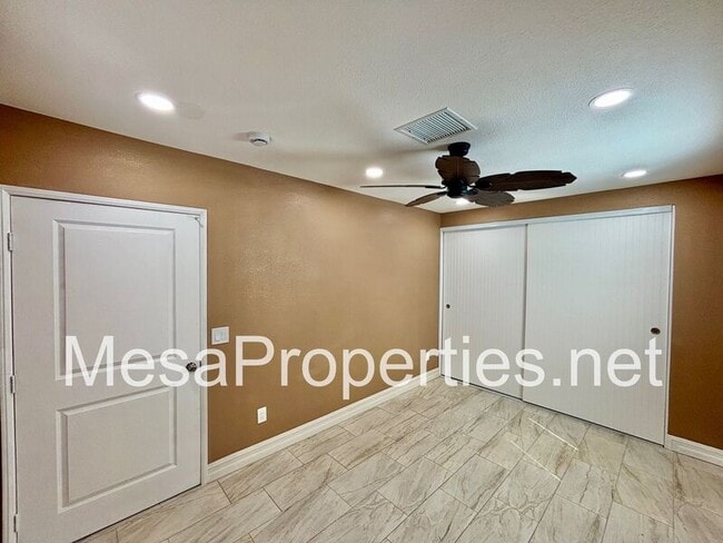 Building Photo - 16059 Iris Dr
