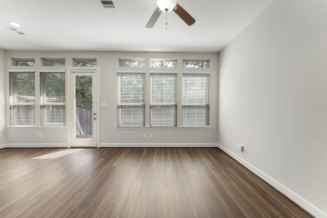 Building Photo - 31 Aventura Pl