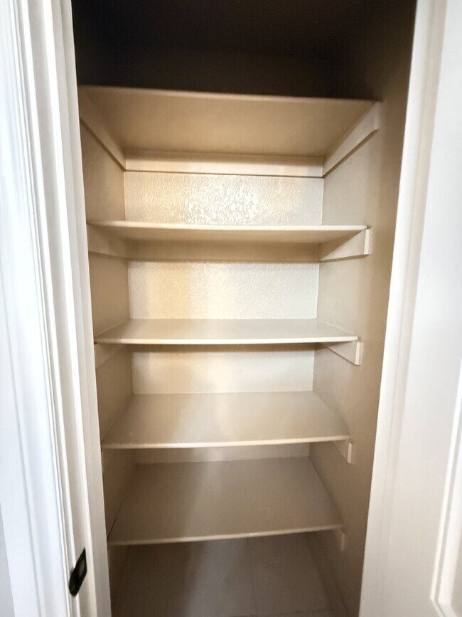 Building Photo - Great Outdoor Living Space / 4BR with 3 Ca...