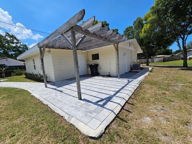 Building Photo - Beautifully updated 3/2/1 1389 Sq. Ft. wit...