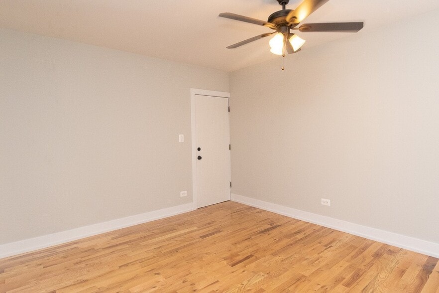 Building Photo - 814 W Cornelia Ave