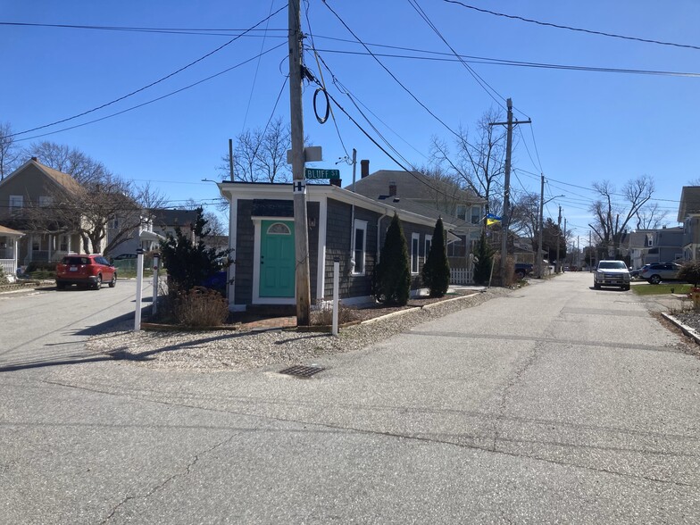 Building Photo - 10 Narragansett Ave
