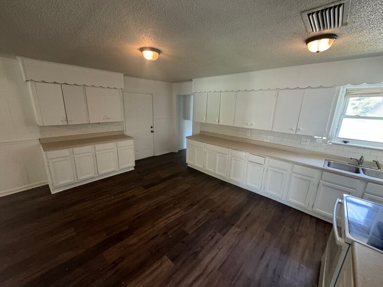 Building Photo - 1317 Hendrix Dr