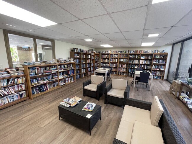 Building Photo - Waikiki, Pet Friendly. Central AC