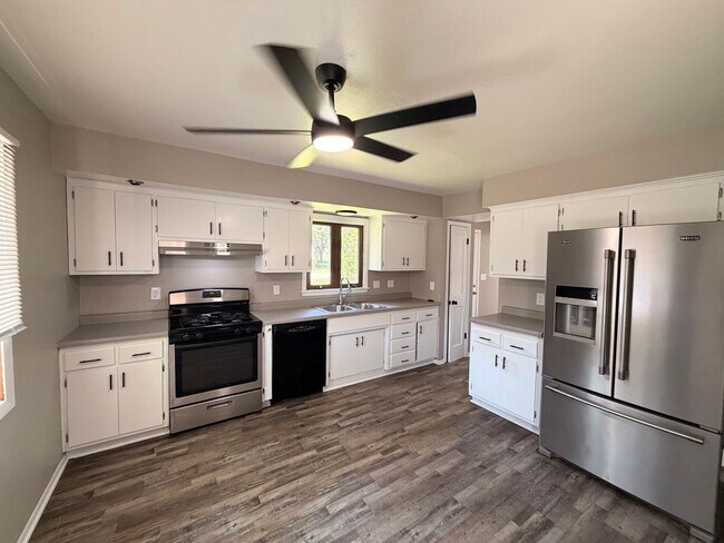 Building Photo - 3 Bed/1 Bath Home with Garage Parking!!