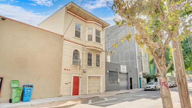 Building Photo - Two Bedroom Condo in SOMA with Yard, Parking, and W/D.
