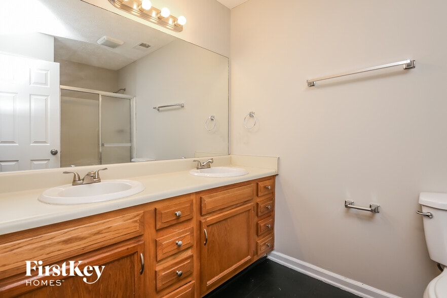 Building Photo - 3920 Valleybrook Ct