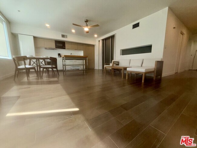 Building Photo - 901 Flower St