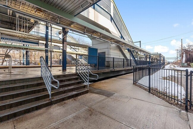 Building Photo - 120 University Ave