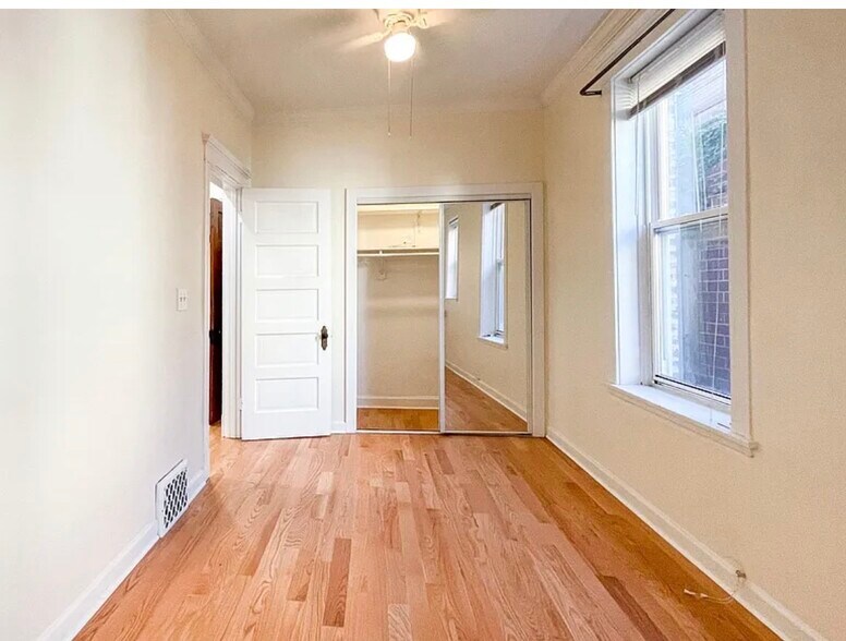 Building Photo - 1613 W Berwyn Ave