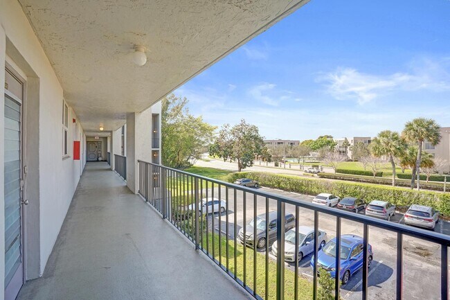 Building Photo - 9480 Poinciana Pl