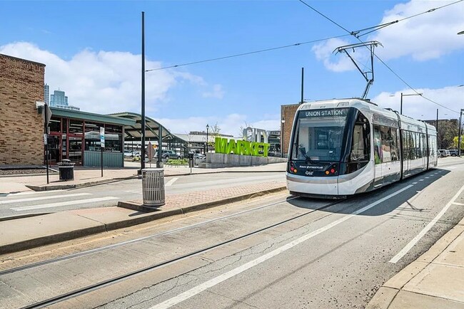 Building Photo - 524 W 10th St