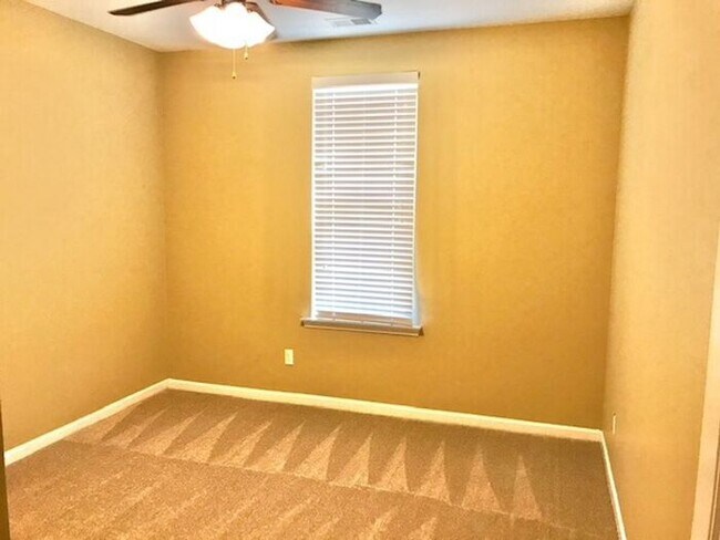 Building Photo - Now Leasing a Spacious 4 Bedroom 2 Bath Ho...