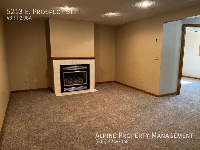 Building Photo - Newly Renovated 4 Bed/2 Bath East Side Ran...