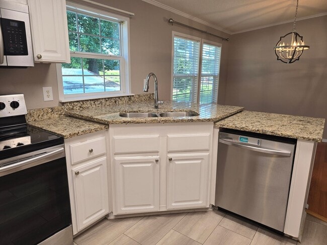 Building Photo - NEW LISTING!!!!!