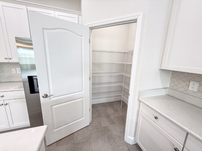 Building Photo - Elegant  2 bed, 2 bath Villa in BridgeWate...