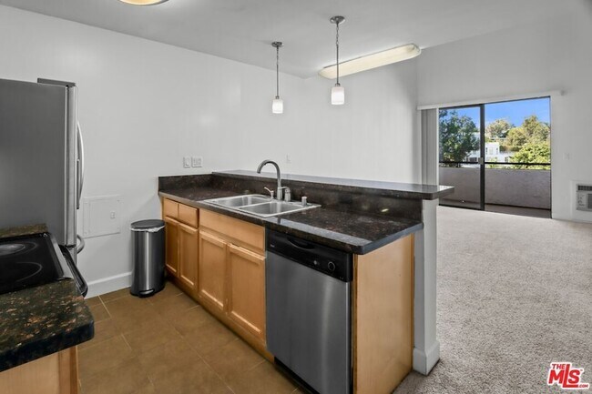 Building Photo - 10982 Roebling Ave