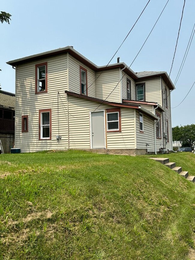 Building Photo - 715 1/2-570-572 E Main St