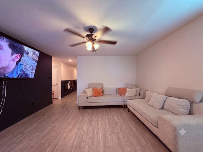 Building Photo - Modern Comfort Meets Convenient Living in San Antonio