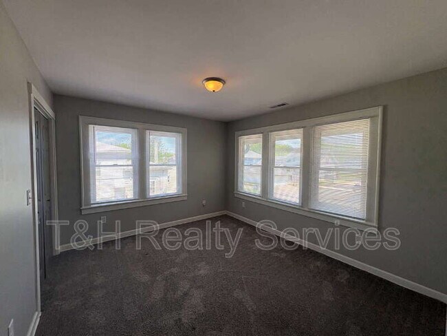 Building Photo - 639 N Gray St