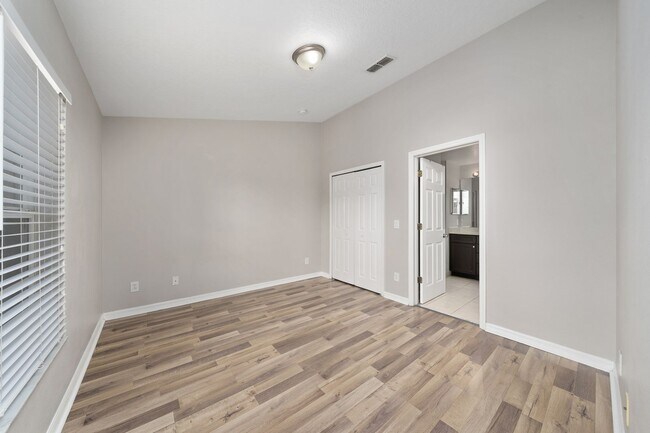 Building Photo - Beautifully Remodeled 3 Bedroom in Regent Park