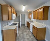 Building Photo - 905 SW Cheyenne Dr