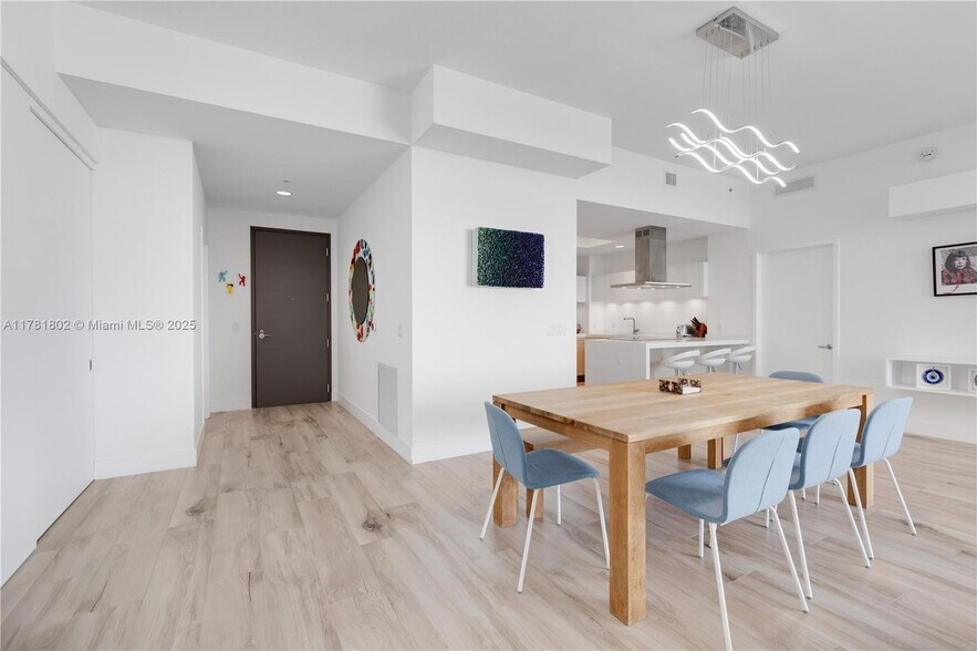 Building Photo - 17111 Biscayne Blvd