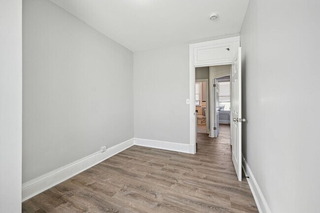 Building Photo - Newly Renovated 5BR/2BA Brownstone, Washer/Dryer
