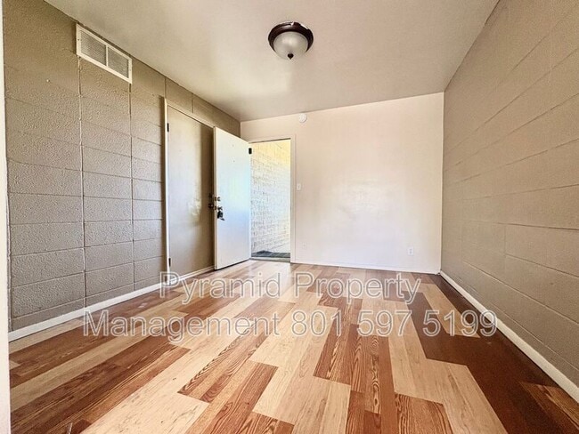 Building Photo - 805 S Cheyenne St
