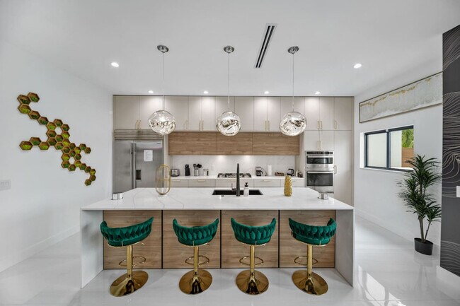 Building Photo - 547 NE 16th Ave