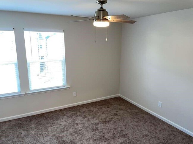 Building Photo - 1643 Villageside Ct