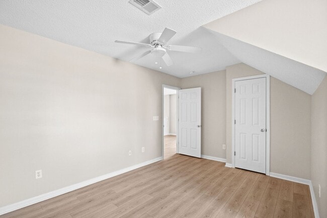 Building Photo - 571 Riverward Dr