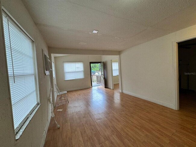 Building Photo - 140 E 12th St