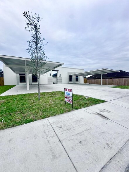 Building Photo - 3704 N Robin Ave