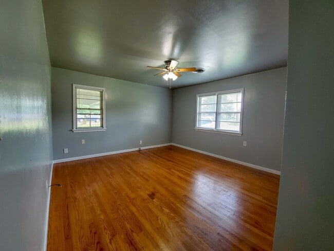 Building Photo - 4 Bedroom 2 bath Home in Shawnee