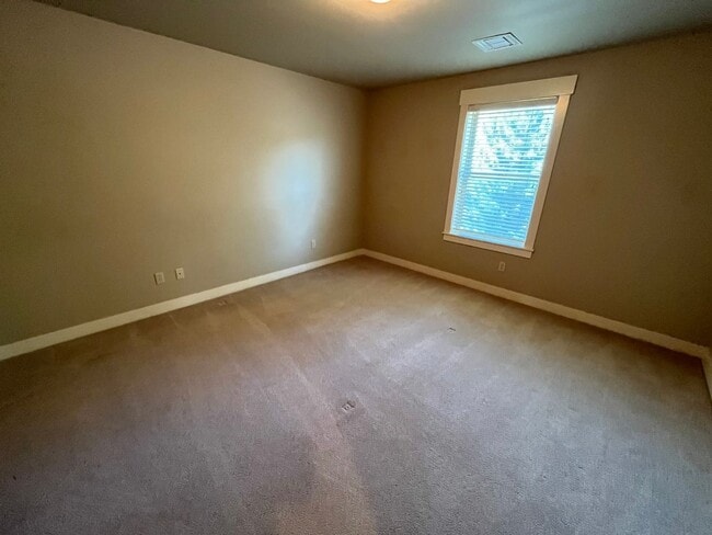 Building Photo - Landscape Maintenance Included! Spacious 3 Bed/2.5 Bath Home in SW Bend - Elder Ridge Street