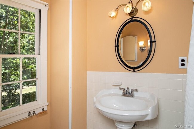 Building Photo - 332 Quaker Hill Rd