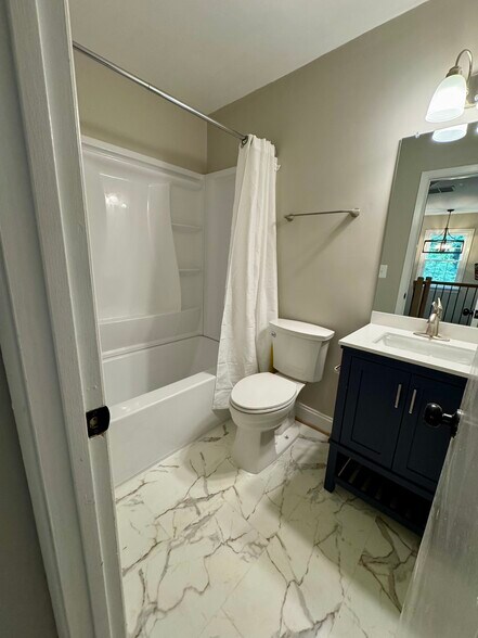 Shared upstairs bathroom - 202 Huntington Ln