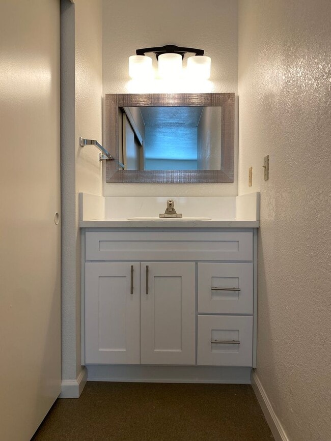 Building Photo - Garden Level Apartment - Completely Renovated!