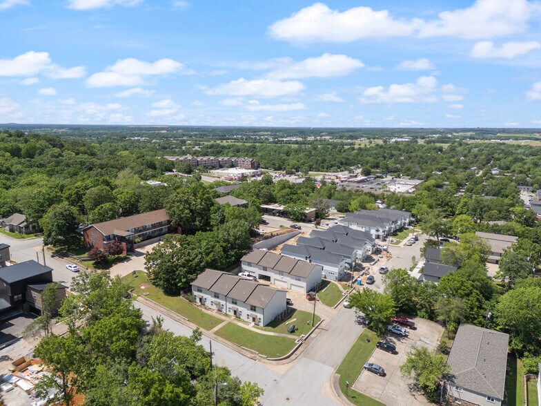 Building Photo - 950 W Eagle St