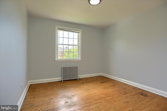Building Photo - 1323 N Kenwood Ave