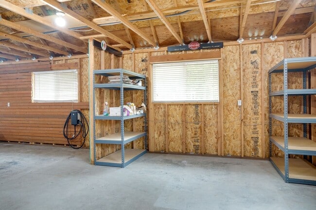 Building Photo - Ravensdale 3 Story, close to Lake Retreat,...