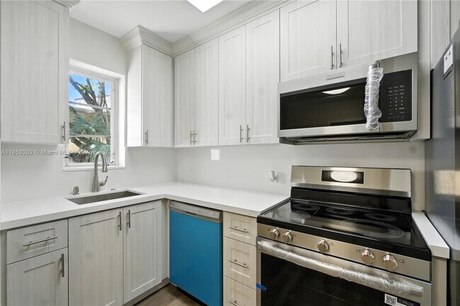 Building Photo - 2545 SW 27th Ln