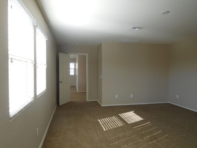 Building Photo - Naturally Well-Lit 4 bed/3 bath Single-Fam...