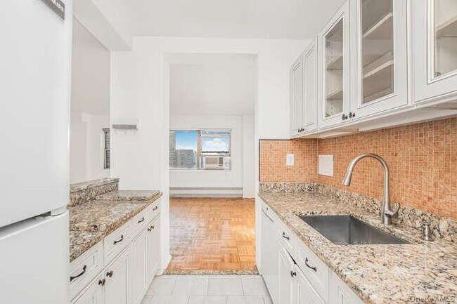 Building Photo - 6 Fordham Hill Oval