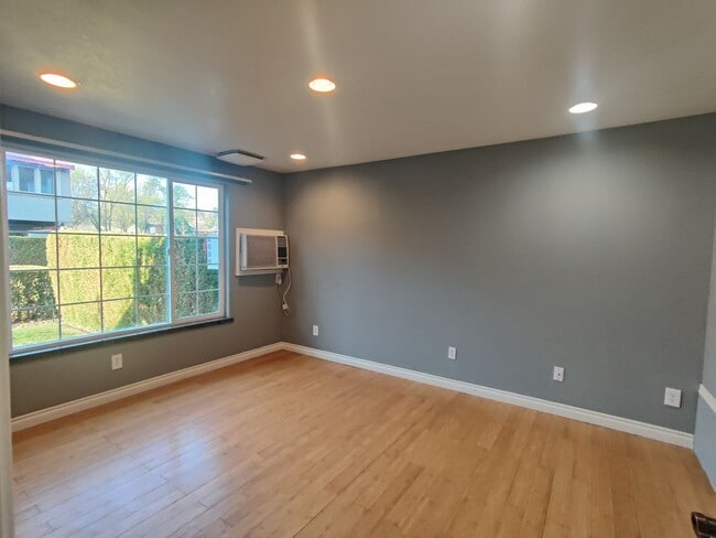 Building Photo - Updated Condo in West Richland