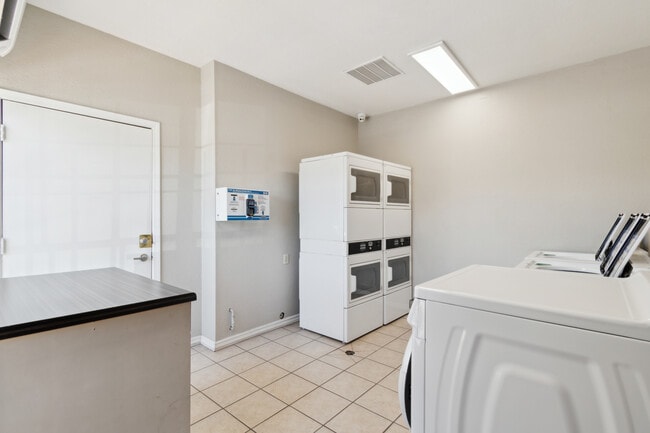 Building Photo - Rancho Ladera